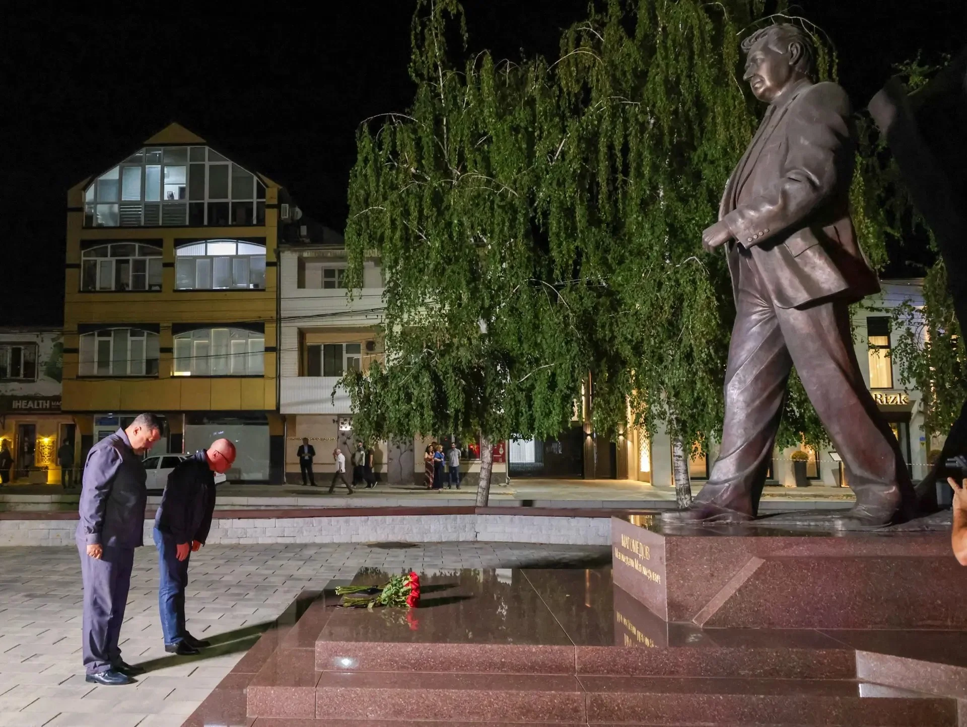 Кириенко и Щукин возложили цветы к памятникам Магомедову и Гамзатову