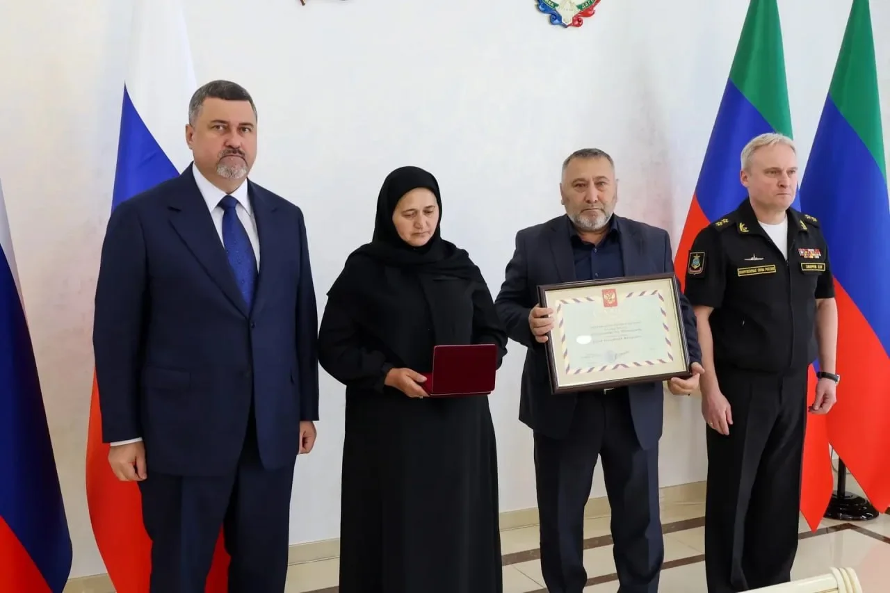 Подвиг Исы Абдулхалимова — заслуга всего полка, заявил его отец